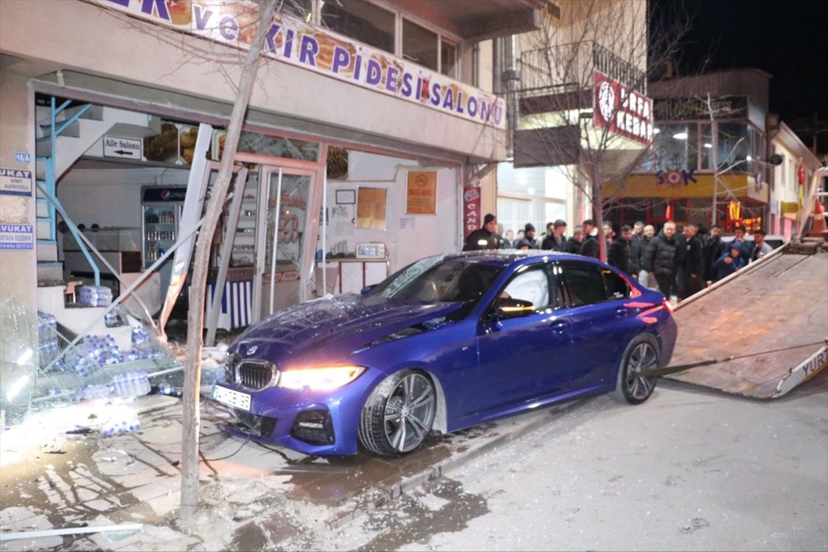 Afyonkarahisar\'da Kontrolden Çıkan Otomobil Börekçi Dükkanına Çarptı