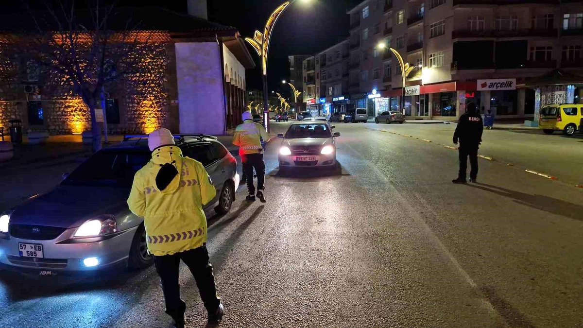 Çorum Alaca\'da Polis Ekipleri Şok Uygulamalarına Devam Ediyor