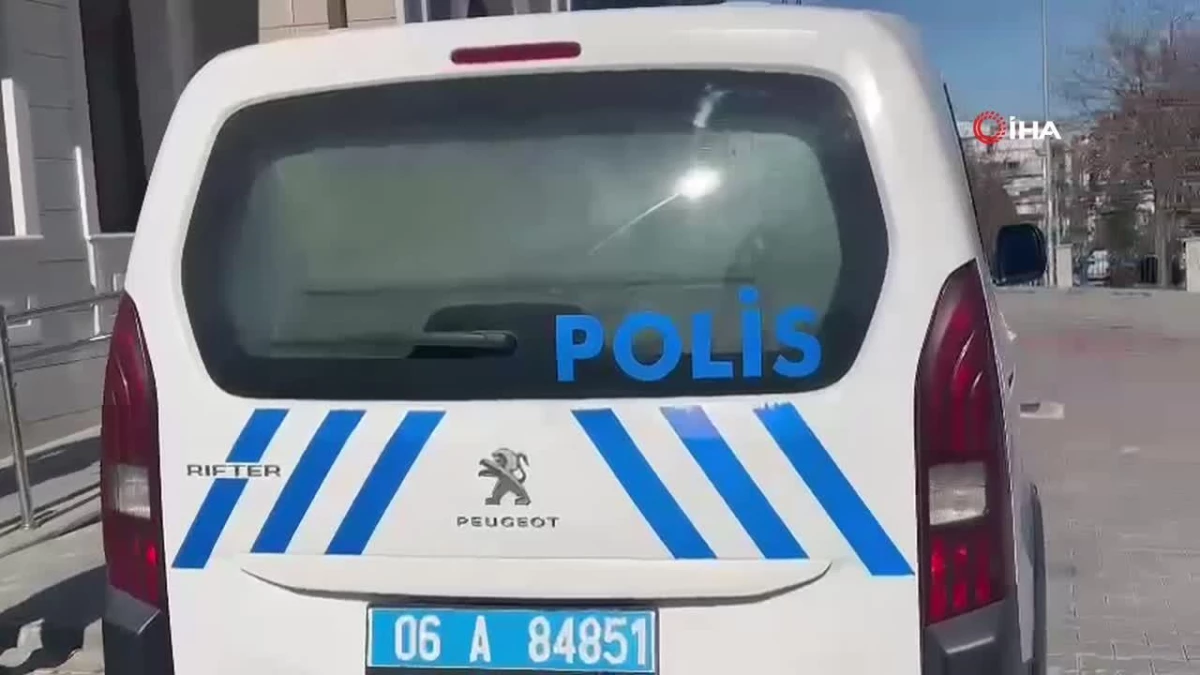 Ankara\'da arabanın camını kırarak hırsızlık yapan şahıslar yakalandı