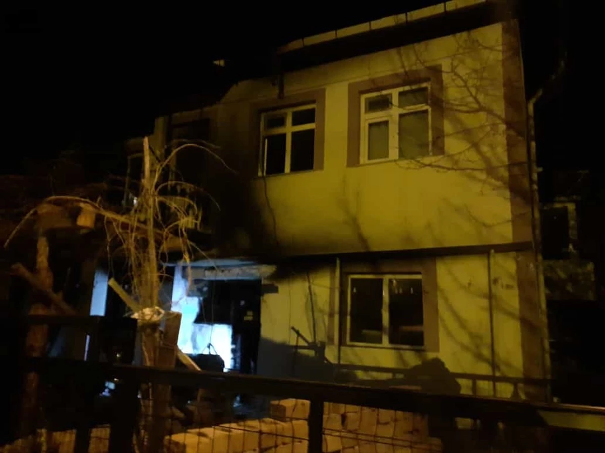 Ankara\'nın Nallıhan ilçesinde 2 katlı evde çıkan yangın söndürüldü
