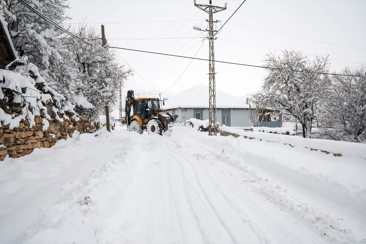 Antalya\'da yoğun kar yağışı sonrası kapanan yollar açılıyor