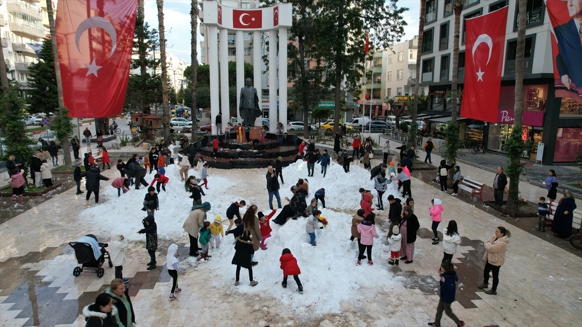 Antalya\'nın Kumluca ilçesinde çocuklar karla eğlendi