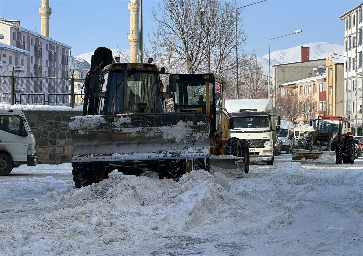 Ardahan\'da yoğun kar yağışı sonrası biriken karlar kent dışına taşınıyor