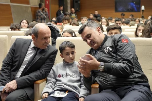 İlk Türk Astronot Alper Gezeravcı, Diyarbakır'daki öğrencilerle görüntülü konuştu