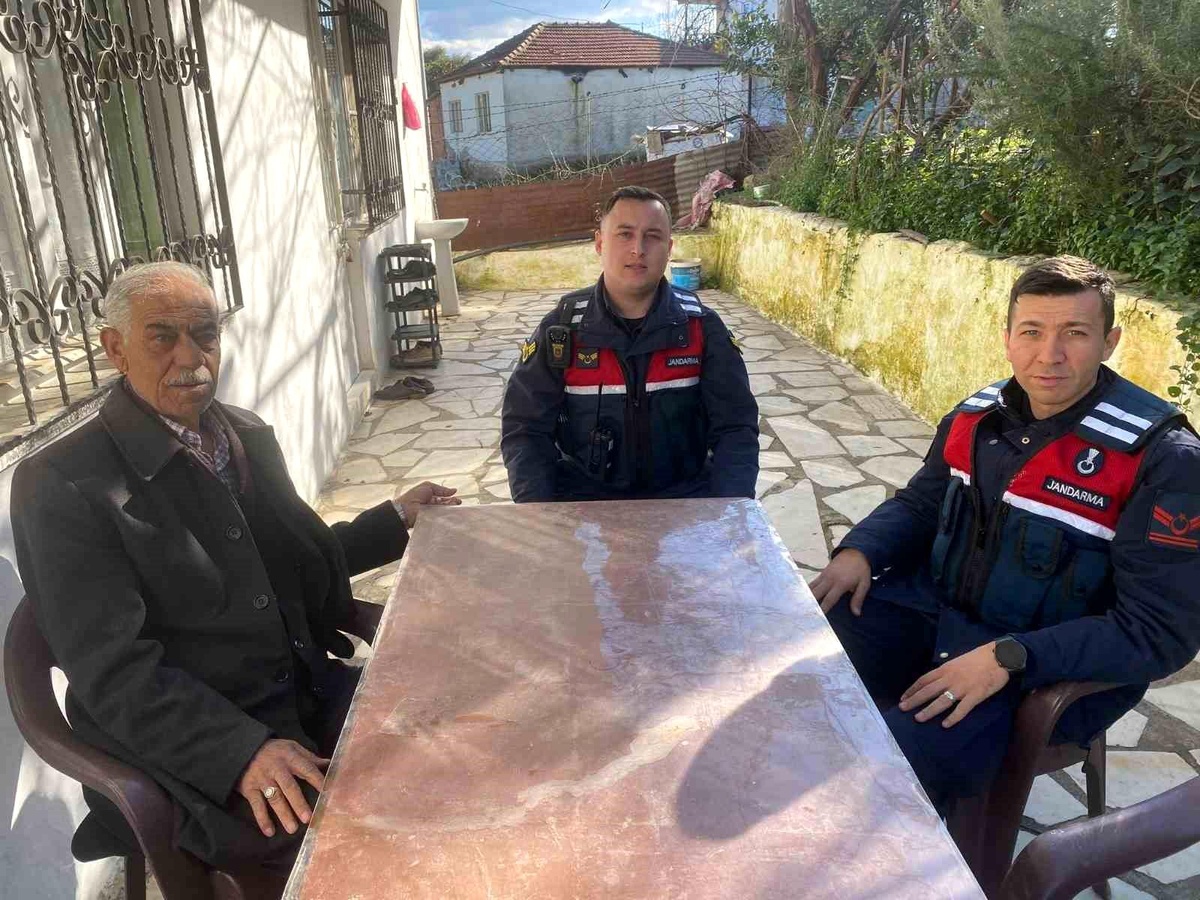 Aydın İl Jandarma Komutanlığı, şehit Jandarma Er Ayhan Yeşilyol\'un ailesini ziyaret etti