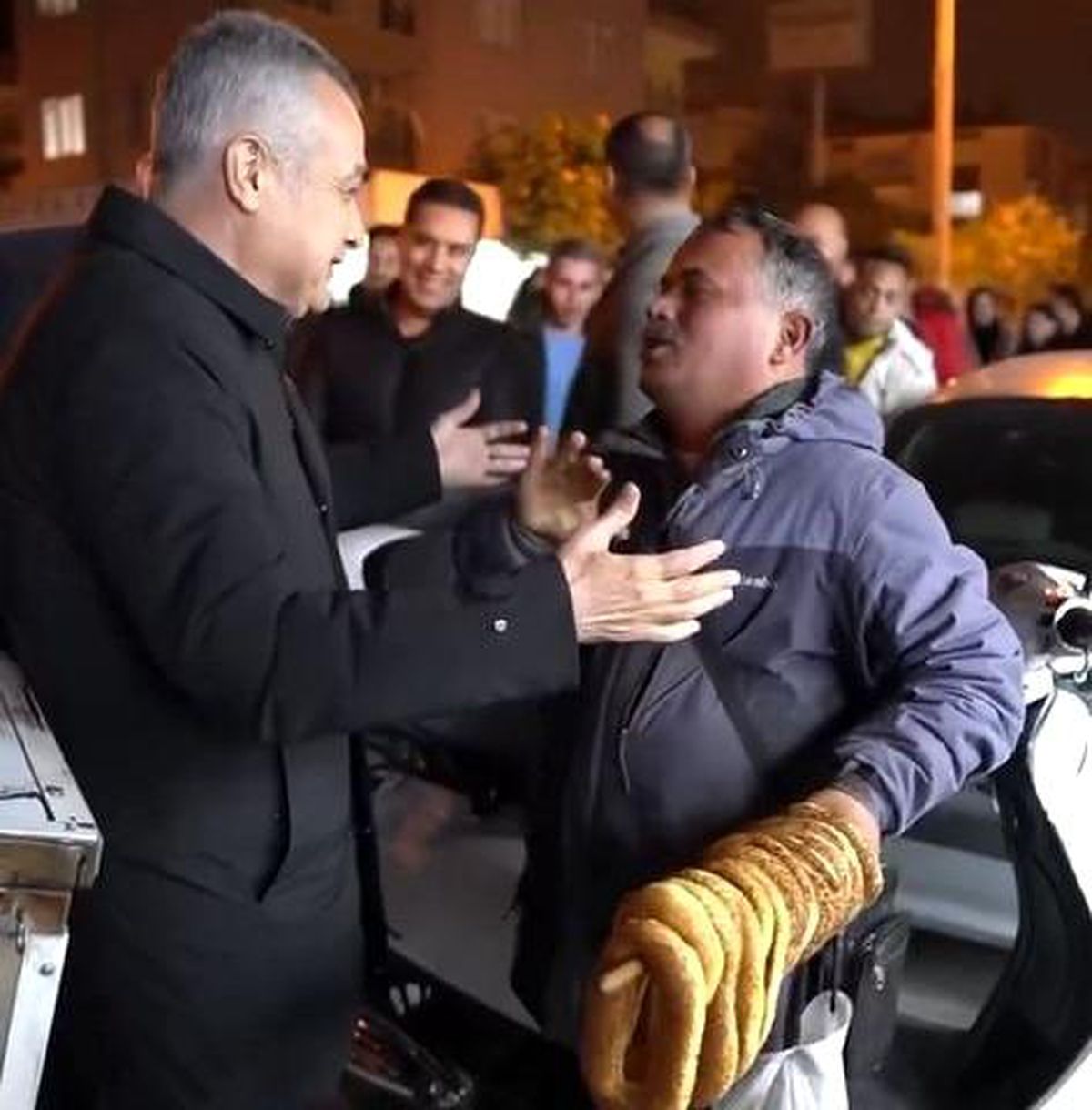 Simitçinin esprili tavrı seçim yarışında ilgi gördü