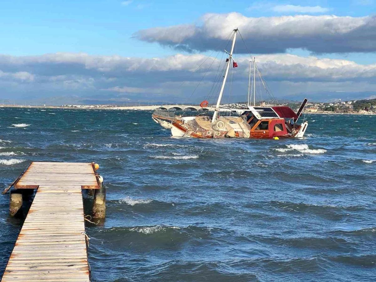 Ayvalık\'ta Fırtına: Tekneler Battı, Deniz Ulaşımı İptal Edildi