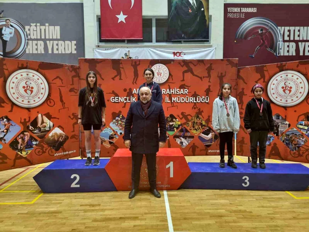 Afyonkarahisar Tınaztepe Spor Salonu\'nda Yarıyıl Badminton Turnuvası Sonuçlandı