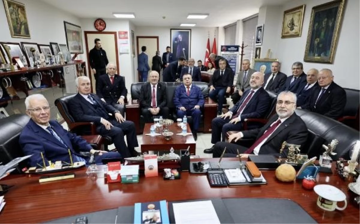Çalışma ve Sosyal Güvenlik Bakanı Vedat Işıkhan, Türkiye Emekliler Derneği ile bir araya geldi