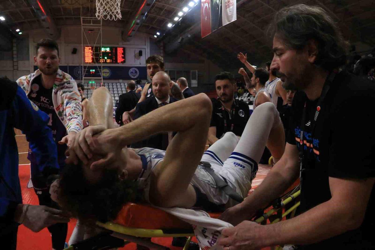 Kocaeli Büyükşehir Belediye Kağıtsporlu Basketbolcu Barboros Bozkurt, Sakatlandı