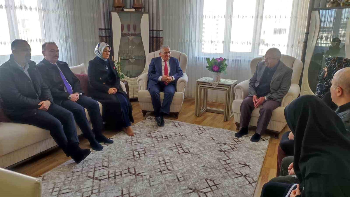 Kayseri Büyükşehir Belediye Başkanı Şehit Piyade Sözleşmeli Er İsmet Eraslan\'ın ailesini ziyaret etti