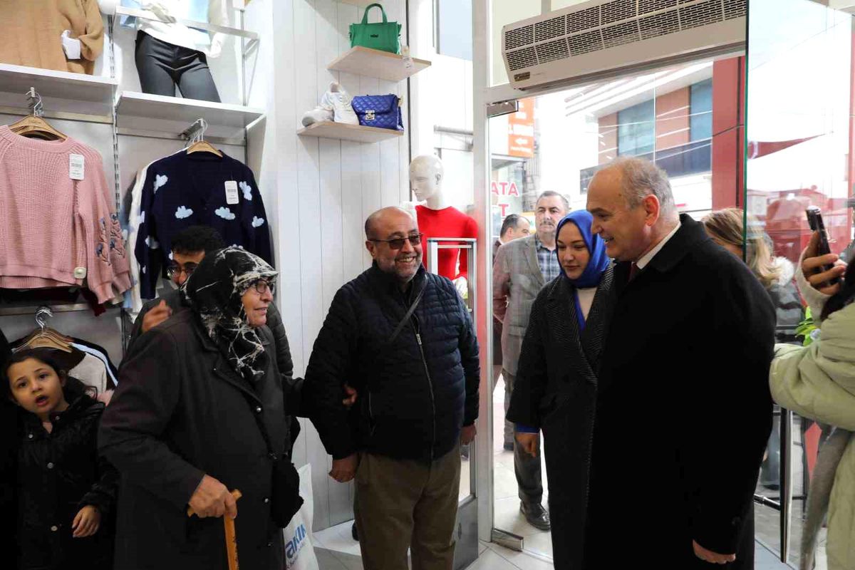 Düzce Belediye Başkanı Dr. Faruk Özlü, Kızılay Meydanı\'nda yeni bir açık hava alışveriş merkezi projesi başlatacak