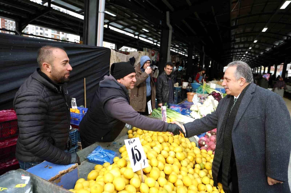 Talas Belediye Başkanı Mustafa Yalçın, Salı Pazarı\'nda esnaf ve vatandaşlarla buluştu