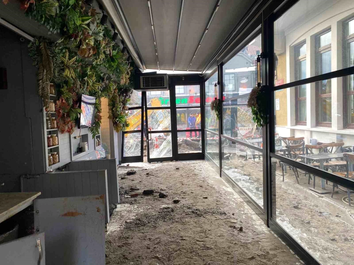 Beşiktaş Ortaköy\'de İsale Hattı Patladı: İş Yeri Su Baskınına Uğradı