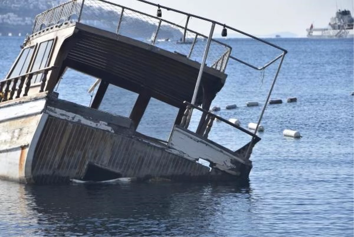Bodrum\'da fırtına nedeniyle 15 metrelik tekne battı