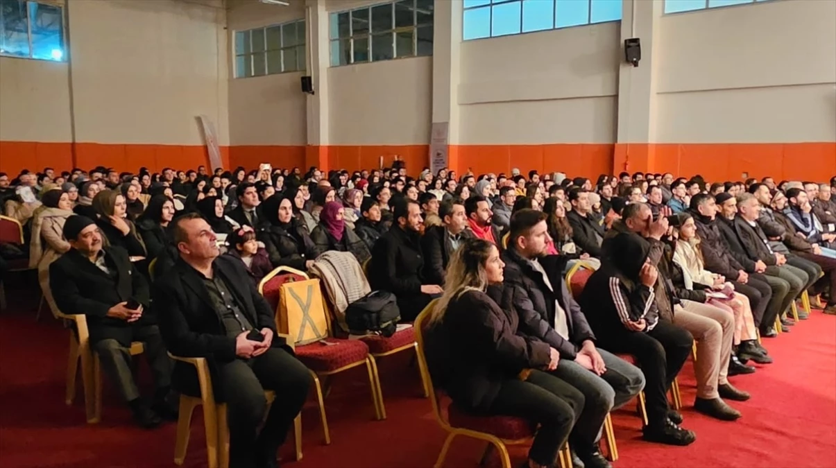 Malatya Turgut Özal Üniversitesi öğrencileri tarafından Bulanık ilçesinde tiyatro oyunu sahnelendi