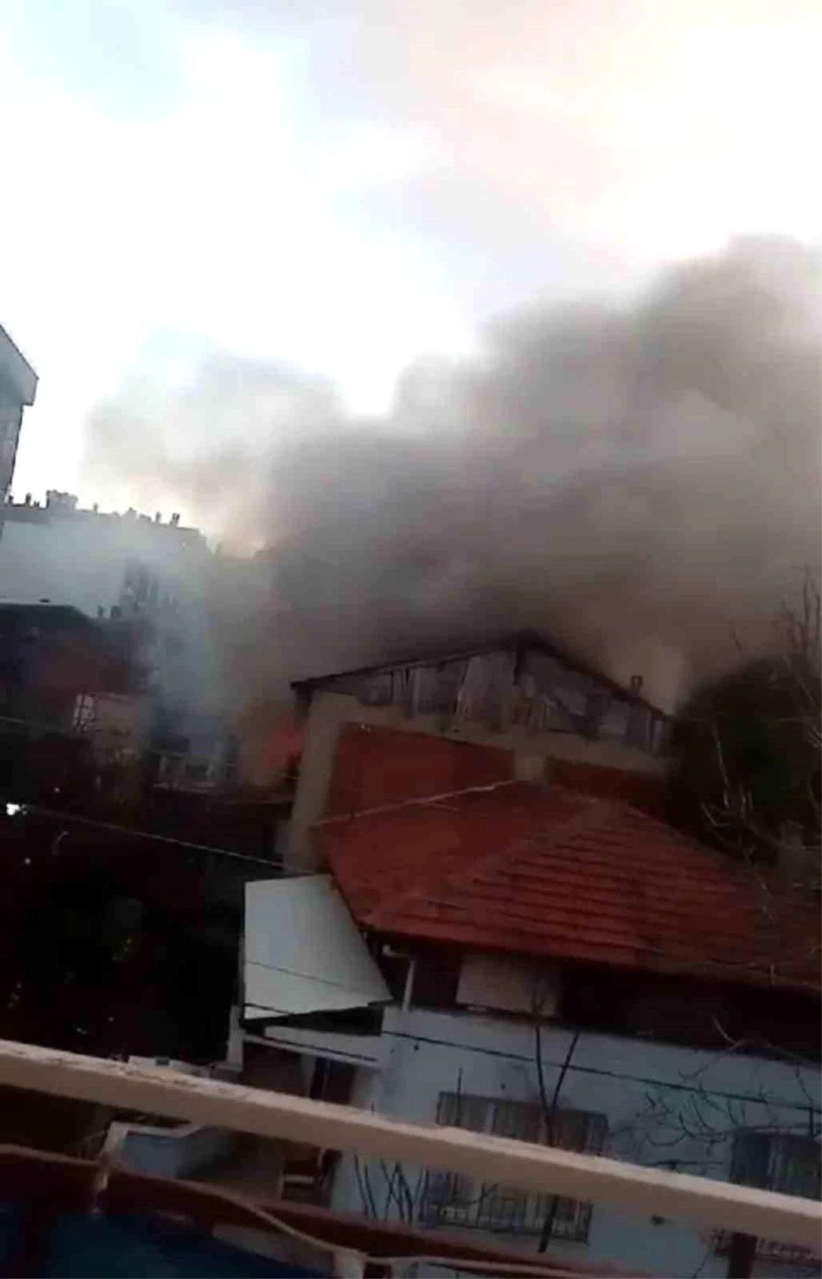 Bursa\'da bir evin çatısında çıkan yangın kontrol altına alındı