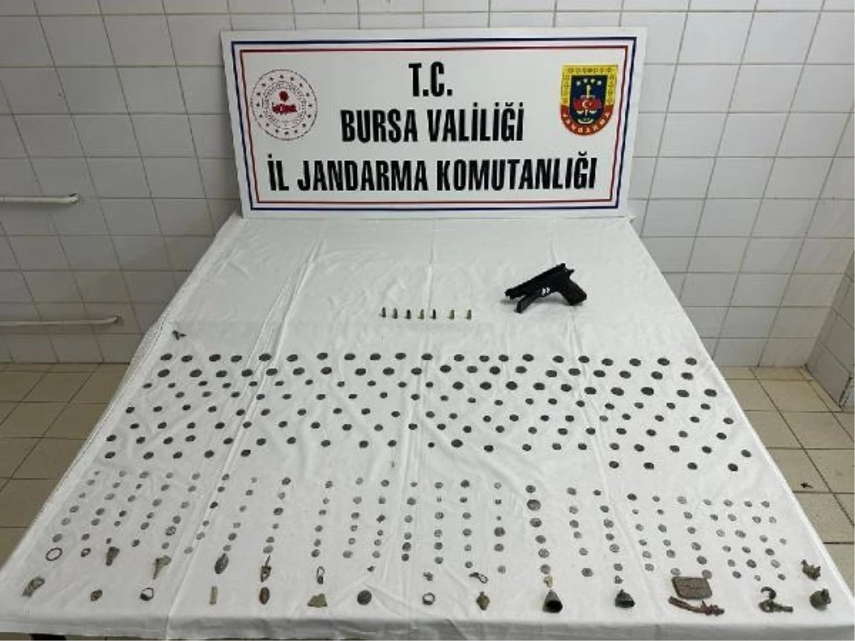 Bursa\'da Roma dönemine ait 297 sikke ve 30 tarihi obje satmaya çalışan 2 kişi yakalandı
