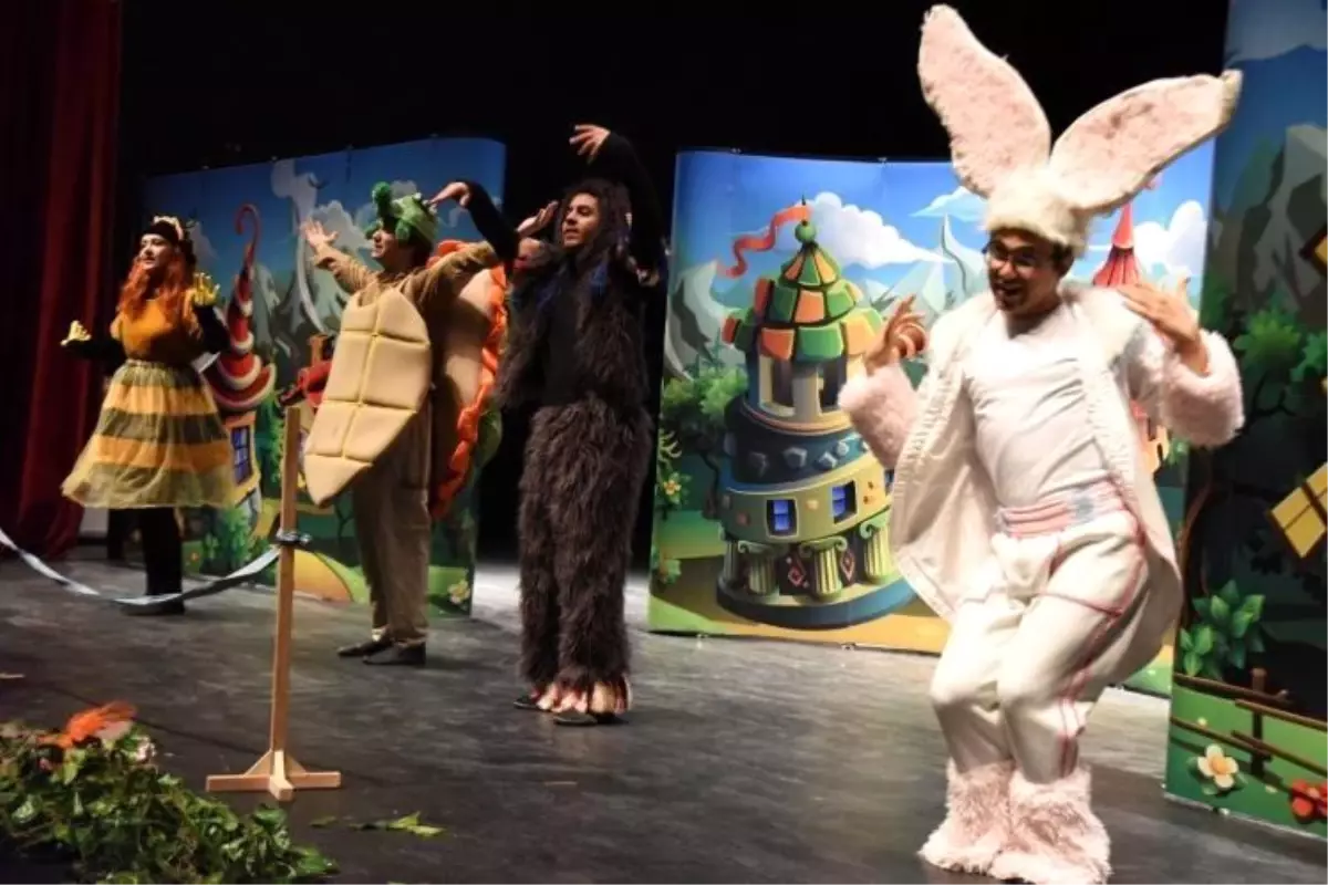 Bilecik Belediyesi tarafından ücretsiz sahne alan tiyatro oyununda çocuklar salonları doldurdu