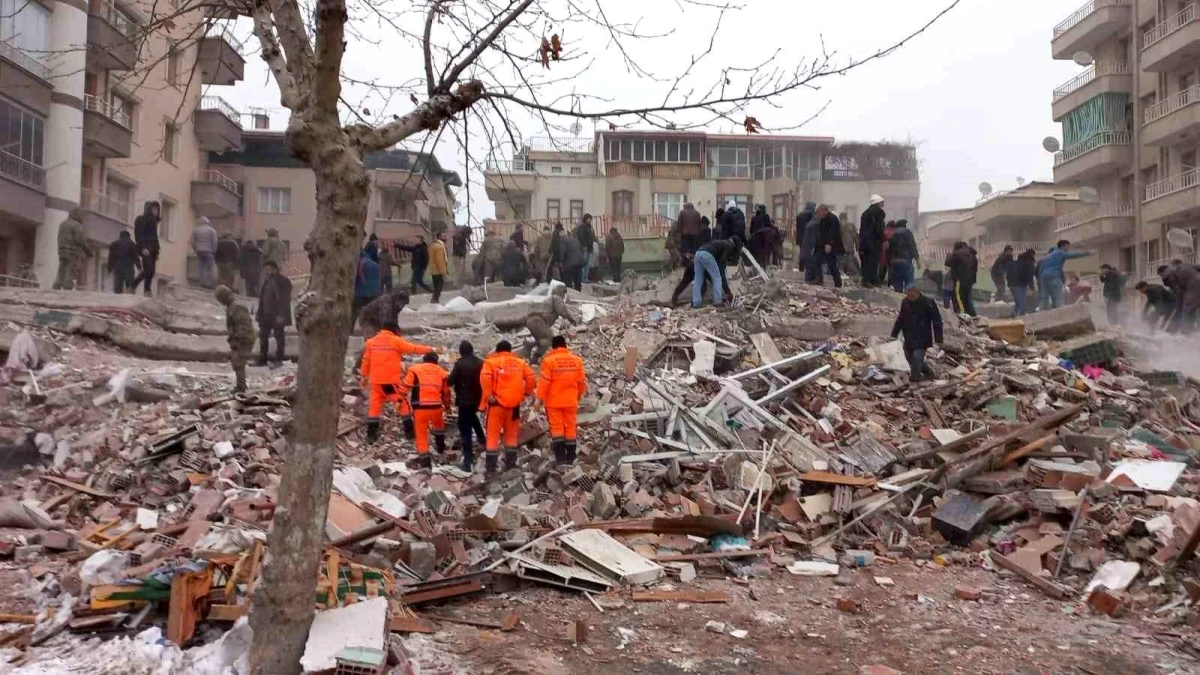 Malatya\'da Depremde Yakınlarını Kaybeden İsmail Kılınç: Hala ve Eniştemin Cenazelerine 8. Günde Ulaşılabildi