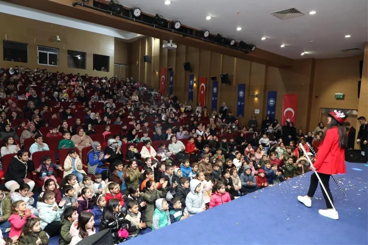 Dilovası Belediyesi \'Sihirbaz ve Bubble Show\' Programı Düzenledi