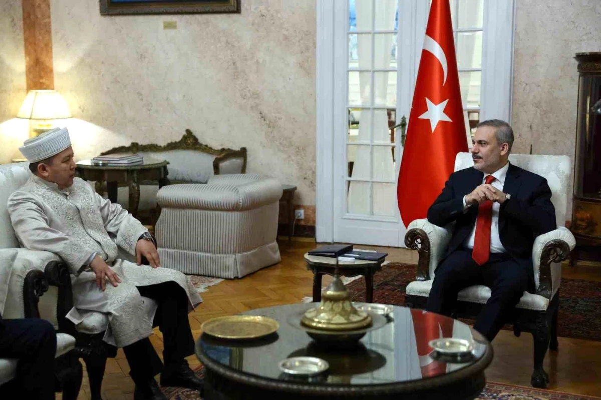Dışişleri Bakanı Hakan Fidan, Türkiye\'nin Bükreş Büyükelçiliğinde temaslarda bulundu