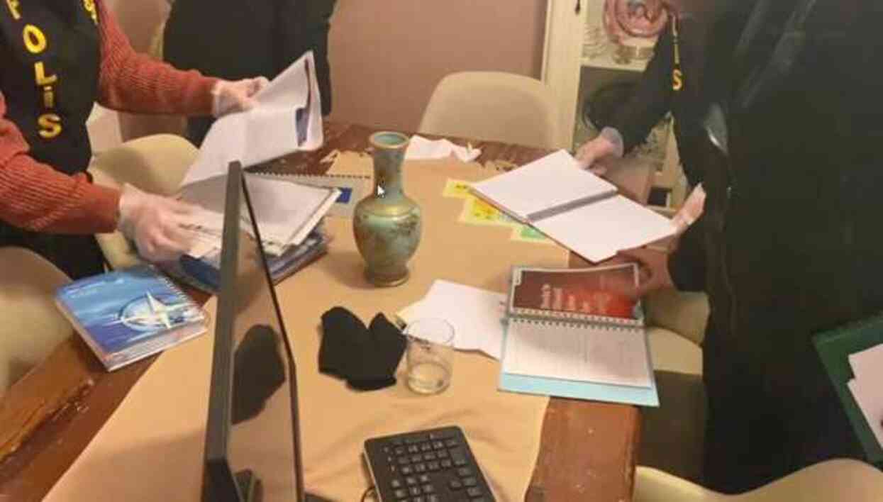 Emekli Banka Müdürü ve Ailesi Dolandırıcılık İddiasıyla Gözaltına Alındı Emekli Banka Müdürü ve Ailesi Dolandırıcılık İddiasıyla Gözaltına Alındı