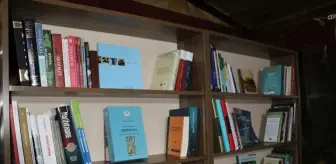 Erzincan Valisi Hamza Aydoğdu, çay ocağına kitaplık yaptırdı