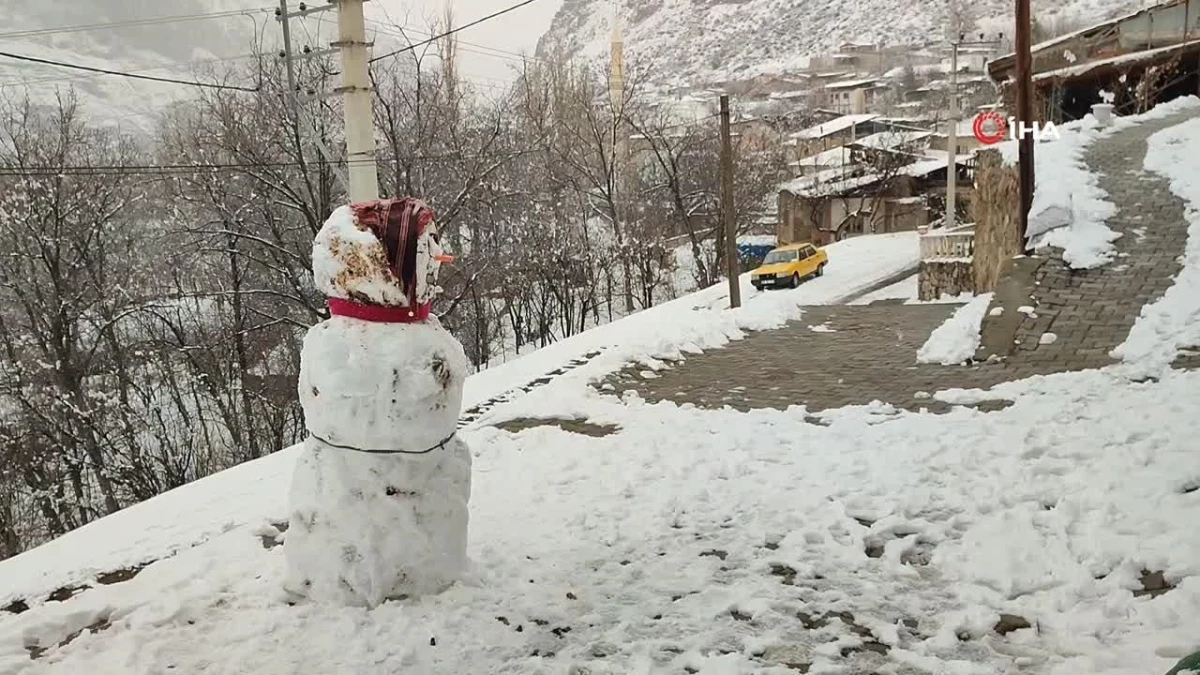 Erzurum\'da çocuklar kardan kadın yaptılar
