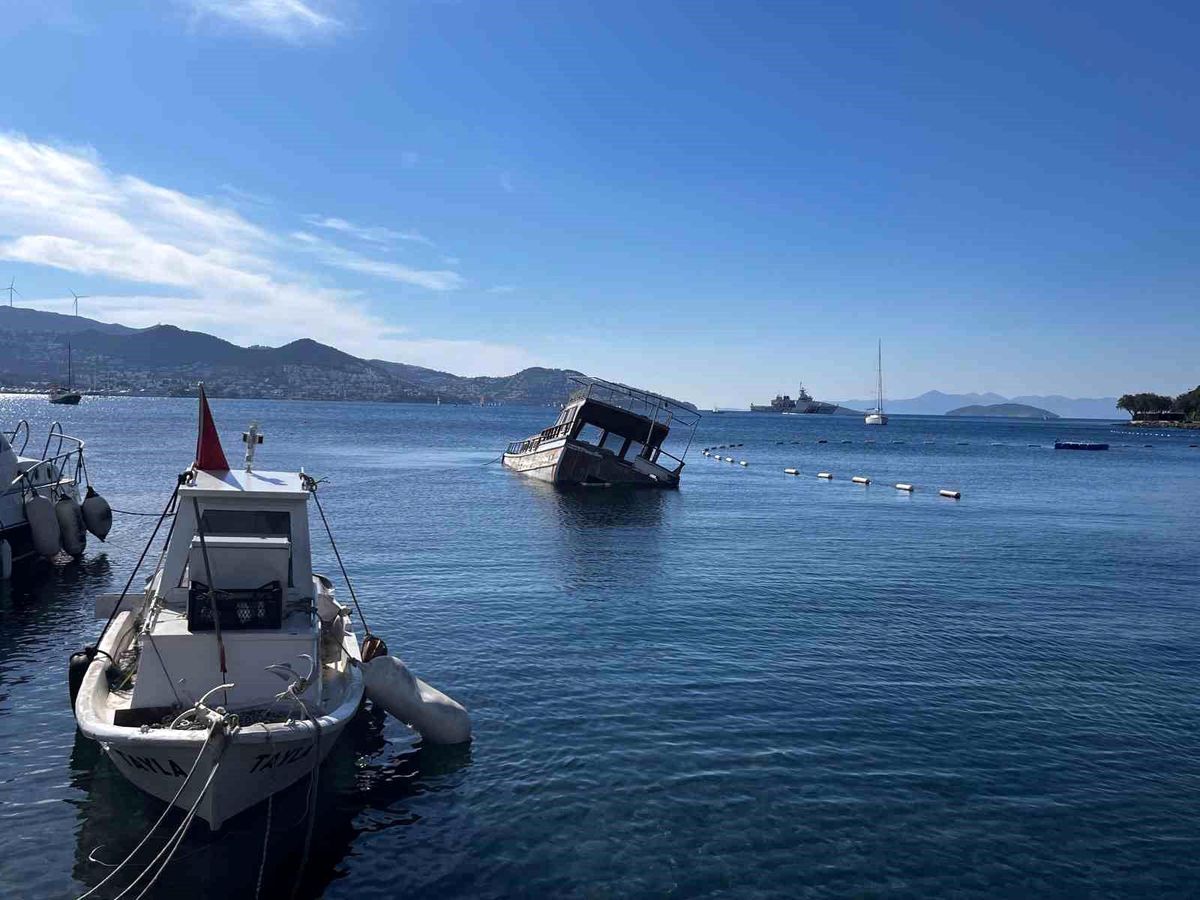 Muğla\'da Fırtına Nedeniyle 15 Metrelik Tekne Alabora Oldu