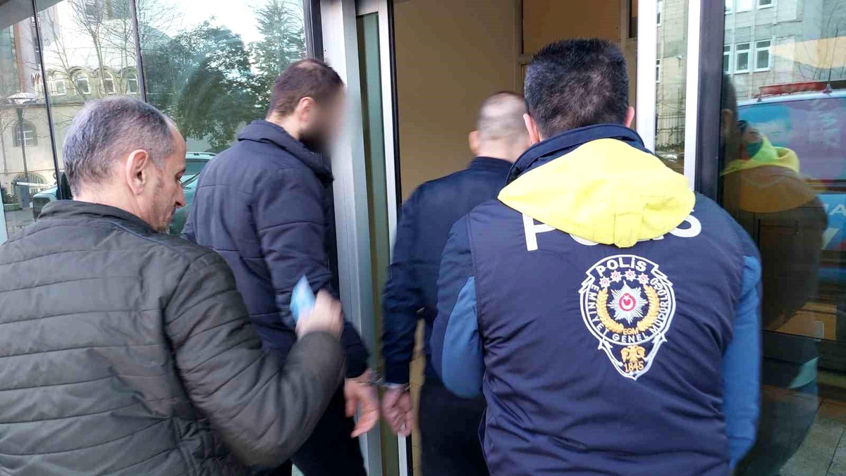 Samsun\'da bir kişiyi darp edip cep telefonunu gasp ettikleri iddia edilen 2 kişi tutuklandı