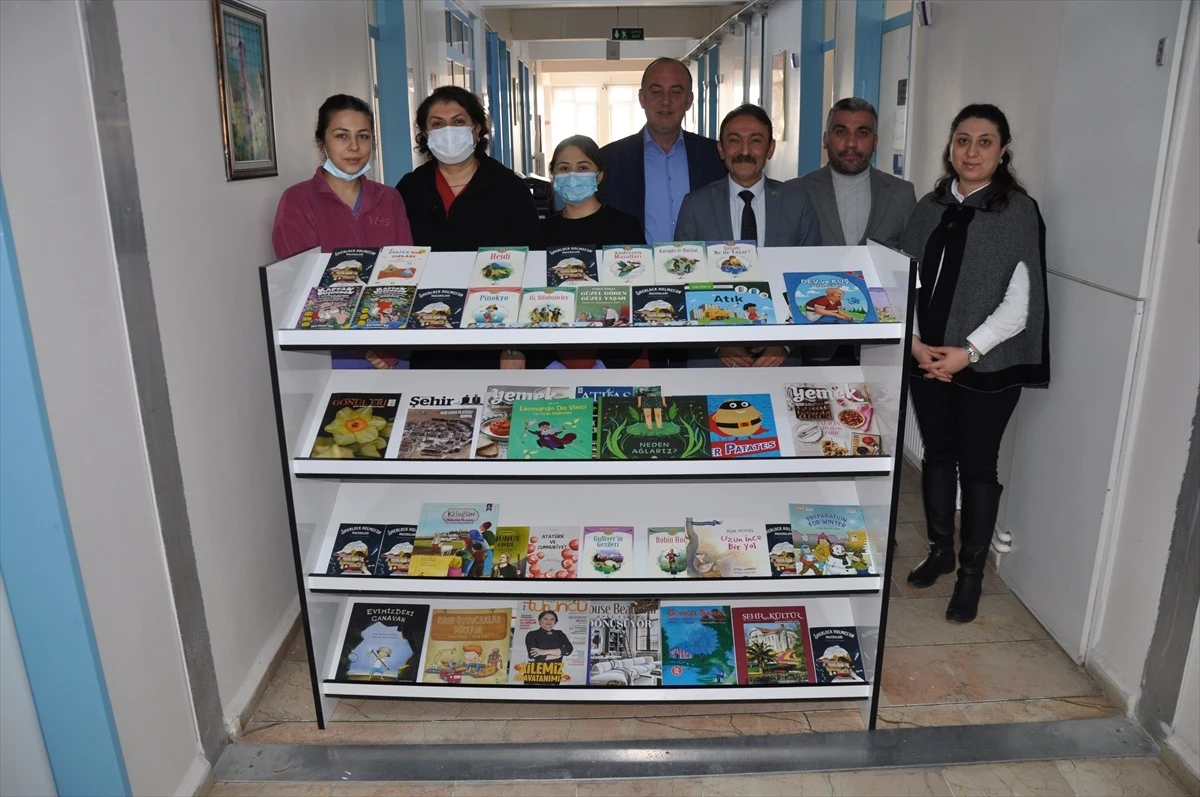 Gümüşhacıköy Halk Kütüphanesi Hastanede Kitaplıklar Kurdu