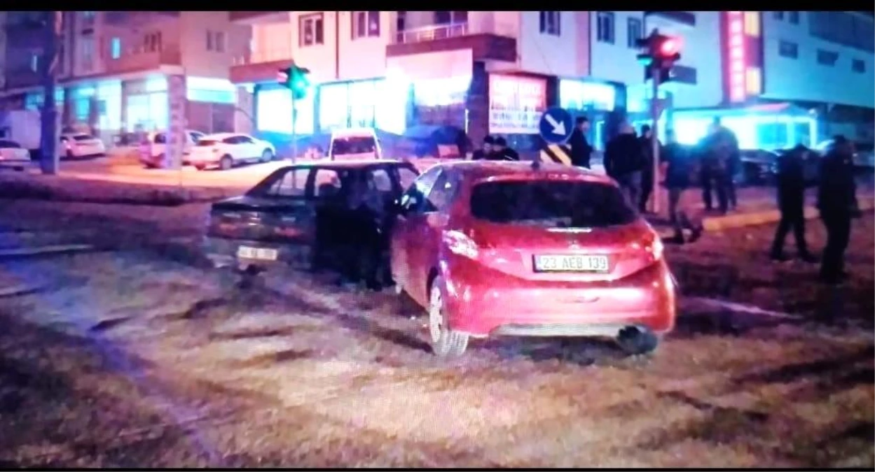 Malatya\'da iki otomobilin karıştığı kazada 2 kişi yaralandı