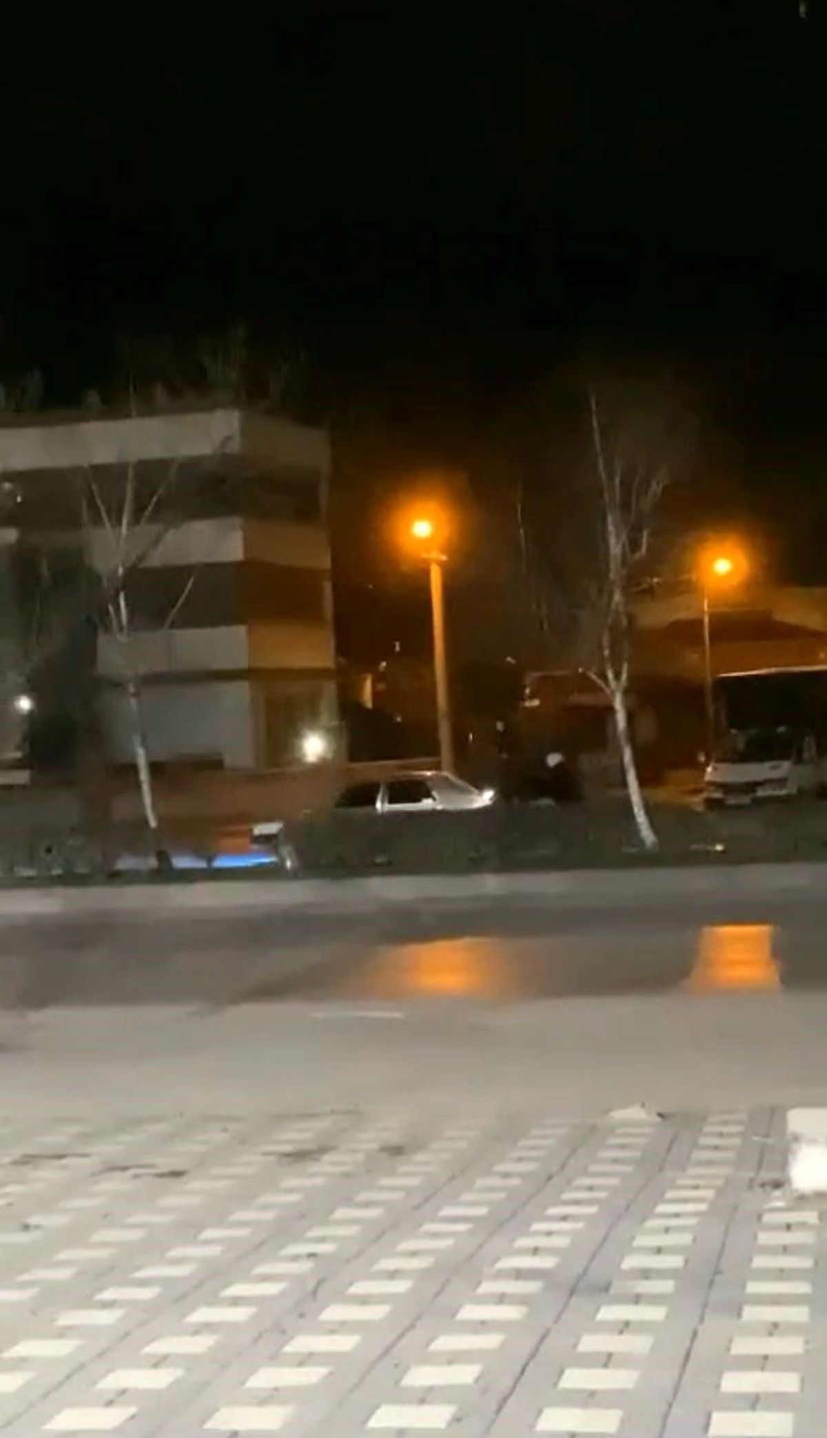 Yakıtı Biten Otomobili Motosikletle İten Gençlerin Tehlikeli Hareketi