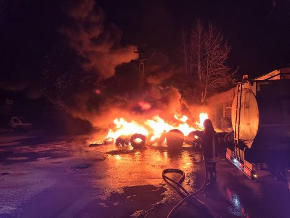 Kozan\'da Lastik Dükkanı Yangını: Hafif Ticari Araç Kullanılamaz Hale Geldi
