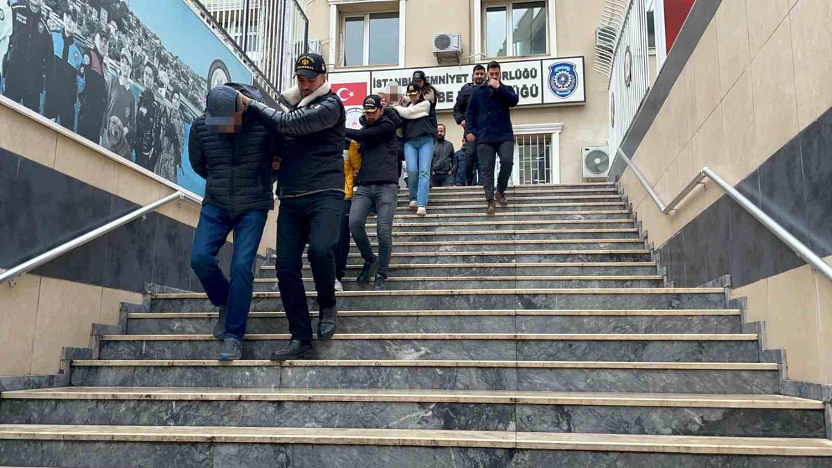 İstanbul\'da Yüksek Kar Vaadiyle 7 Kişiyi Dolandıran Emekli Bankacı Gözaltına Alındı