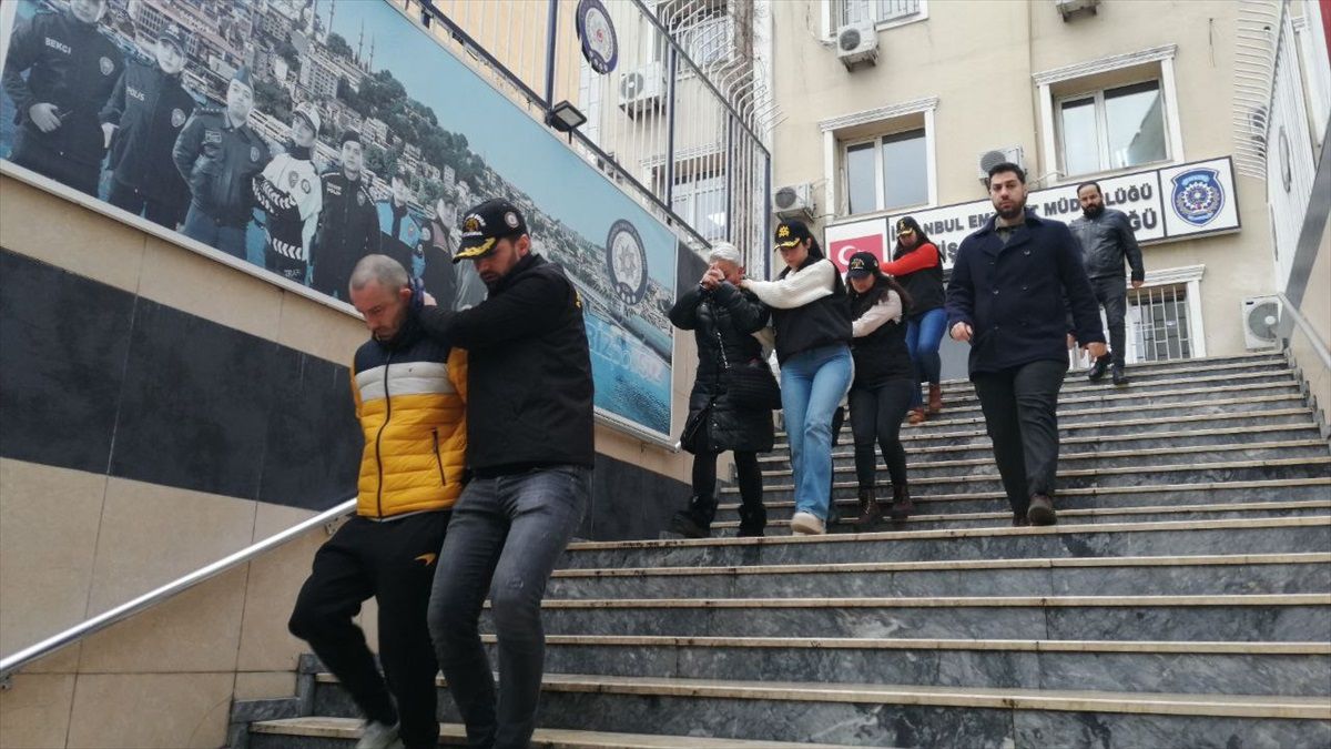 İstanbul\'da Yüksek Kar Vaadiyle Dolandırıcılık Yapan 10 Şüpheli Gözaltına Alındı