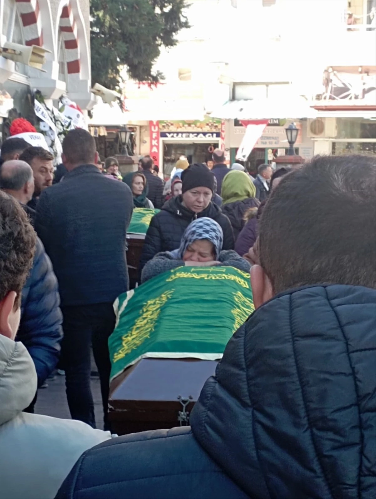 Dikili\'de Batan Balıkçı Teknesi Faciasının Cenazeleri Toprağa Verildi