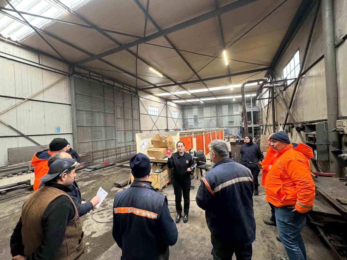 Tekirdağ İl Jandarma Komutanlığı Aile İçi Şiddetle Mücadele ve Çocuk Kısım Amirliği Fabrikalarda KADES Uygulaması ve 6284 Sayılı Kanun ile En İyi Narkotik Polisi Anne Tanıtımı Yaptı