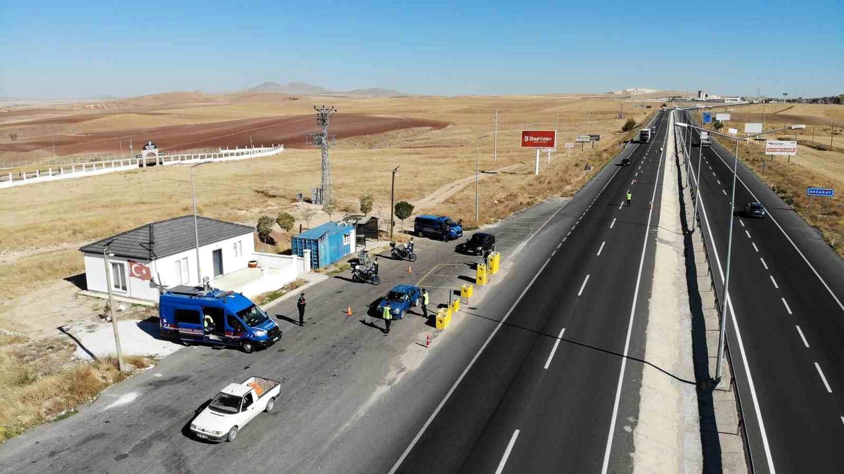 Aksaray\'da jandarma ekipleri 8 aranan şahsı yakaladı