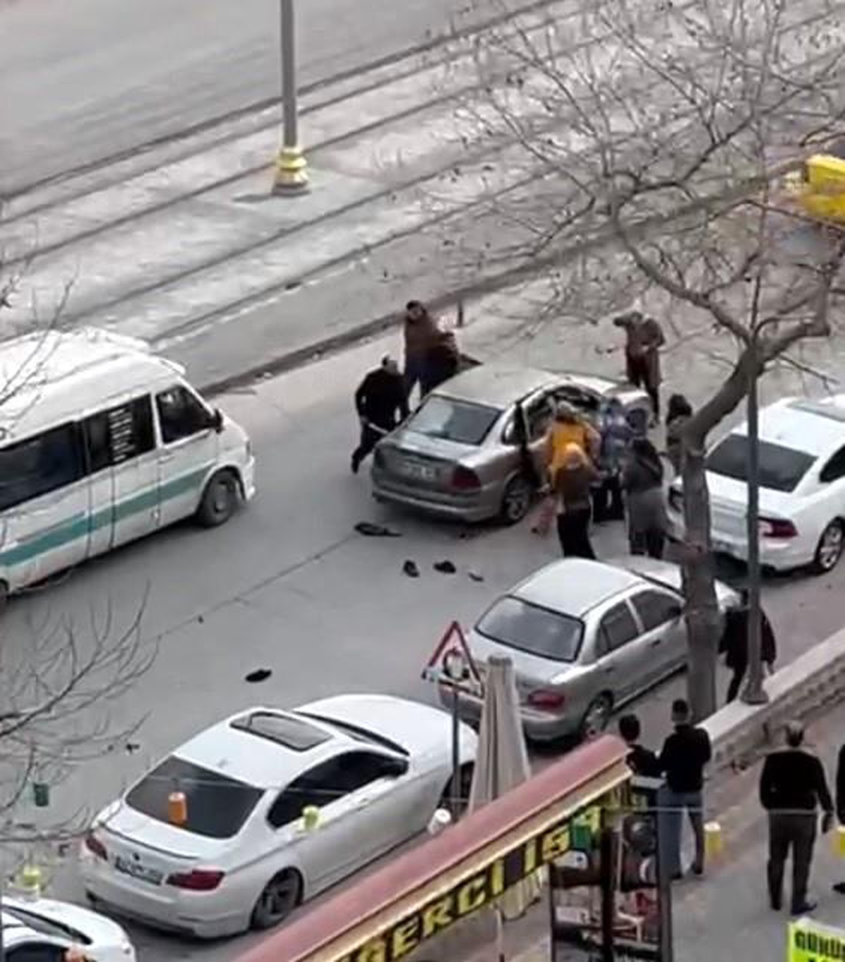 Konya\'da kadınlar otomobildeki şahıslarla kavga etti, bir kadın ezilmekten son anda kurtuldu