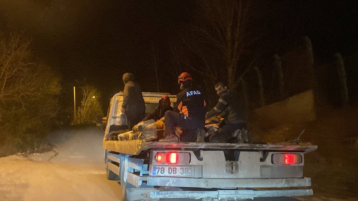Karabük\'te 50 metrelik yamaçtan düşen inek vinçle kurtarıldı