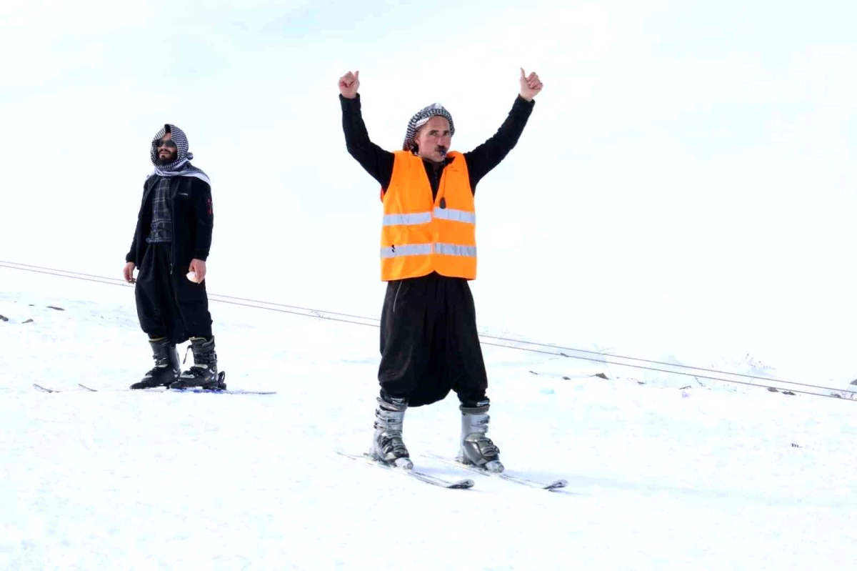 Karacadağ Kayak Merkezi\'nde Yöre Halkı Şalvar ve Fistanla Kayıyor