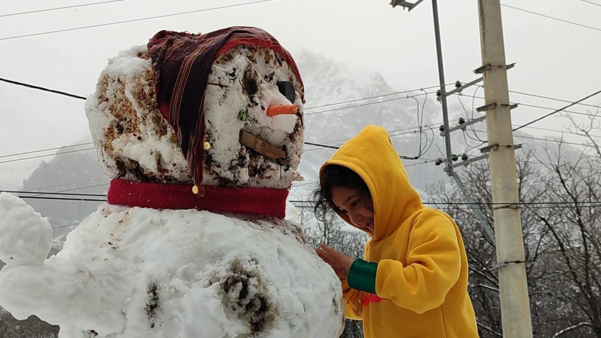 Erzurum\'da Çocuklar Kardan Kadın Yaptı
