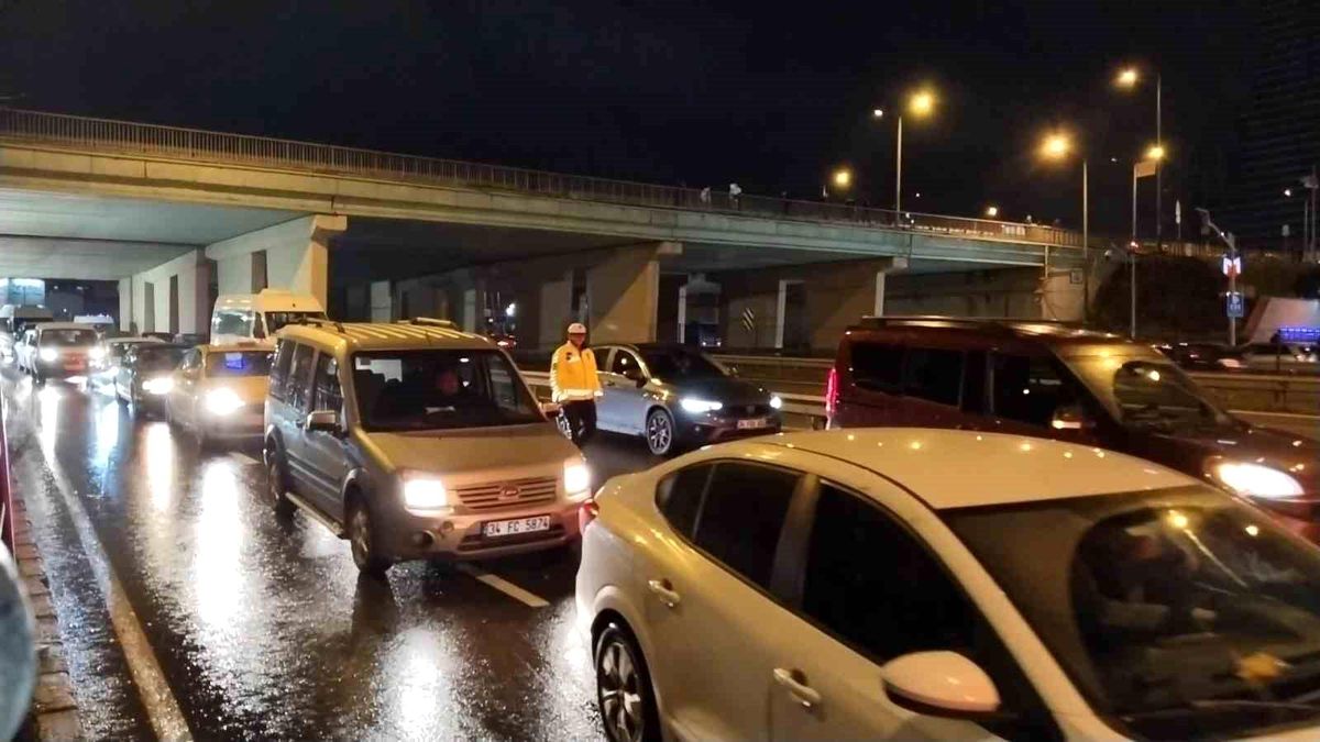 Kartal D-100 Karayolu Yan Yolda Arızalanan Tır Trafiği Durma Noktasına Getirdi