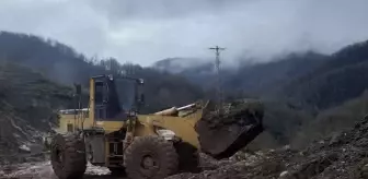 Kastamonu'nun Cide ilçesinde toprak kayması nedeniyle kapanan köy grup yolu ulaşıma açıldı