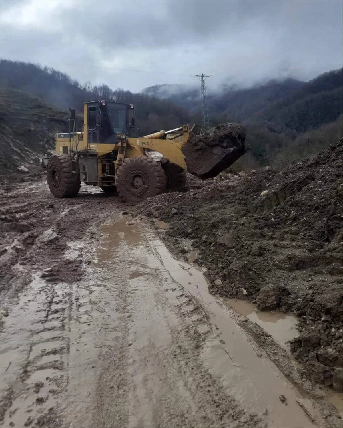 Kastamonu\'nun Cide ilçesinde toprak kayması nedeniyle kapanan köy grup yolu ulaşıma açıldı