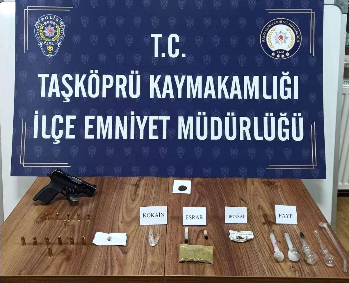 Kastamonu\'da Ruhsatsız Tabanca ve Uyuşturucu Ele Geçirildi, 3 Kişi Gözaltına Alındı