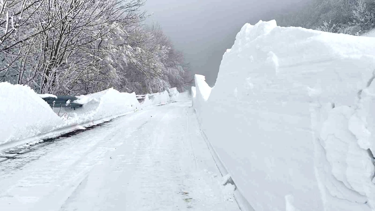 Kırklareli\'nin yüksek kesimlerinde kar kalınlığı 1 metreye ulaştı