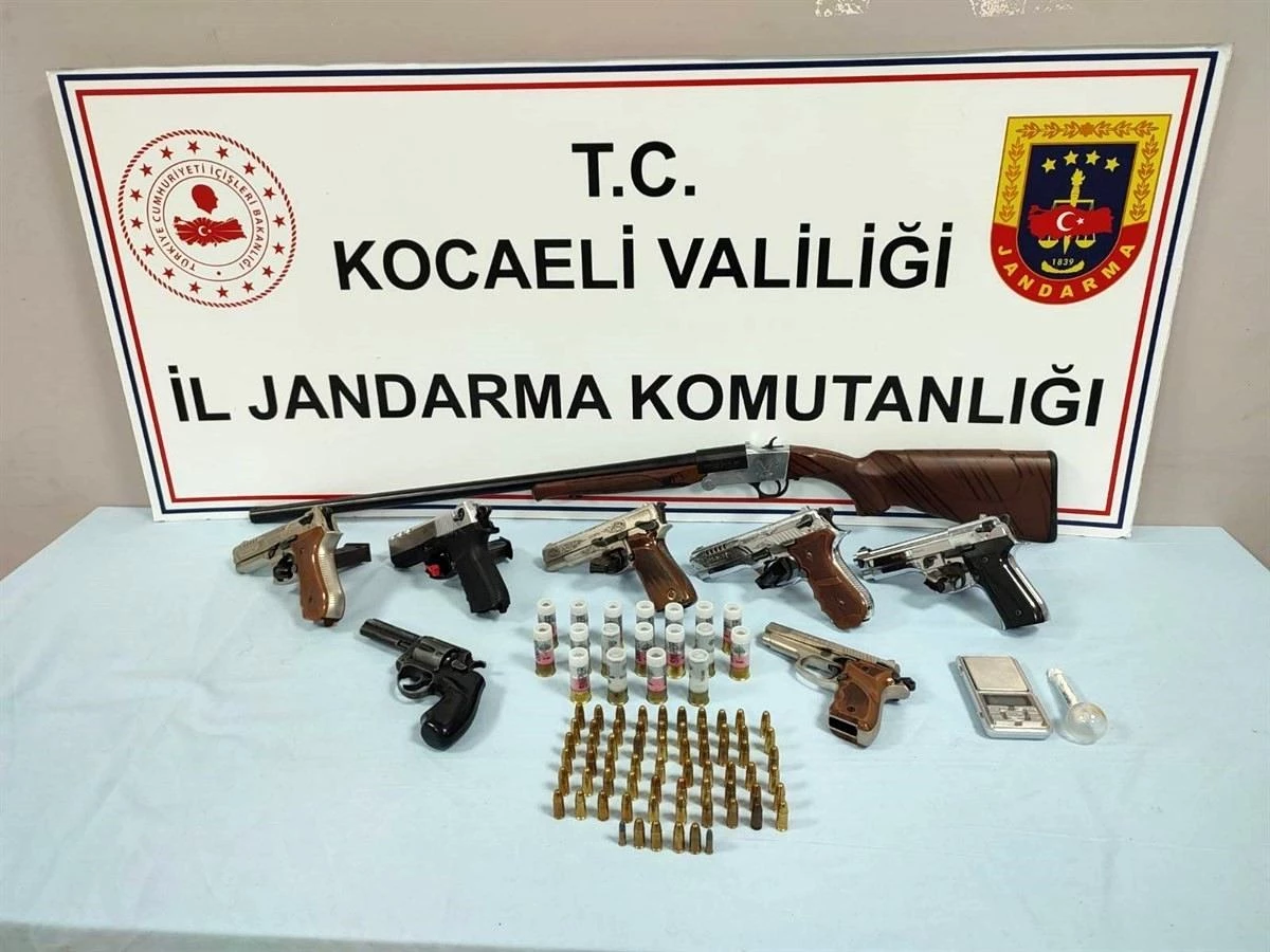 Gölcük\'te kaçakçılık operasyonunda 7 tabanca ve ruhsatsız av tüfeği ele geçirildi